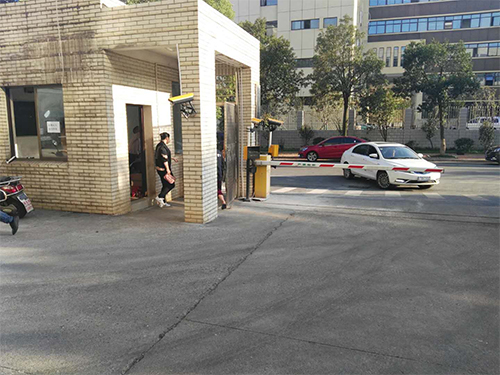 長(zhǎng)沙華豐紡織廠一進(jìn)一出分體式車牌識(shí)別