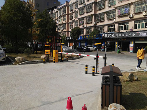 岳麓區(qū)學(xué)士街道白鶴社區(qū)公共停車場(chǎng)一進(jìn)一出加輔助相機(jī)