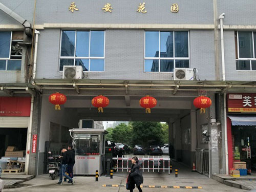 湖南瀏陽(yáng)市永安花園一進(jìn)一出高清車牌識(shí)別+廣告電動(dòng)門